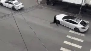 Hai tài xế xe sang kèn cựa, lao vào ẩu đả